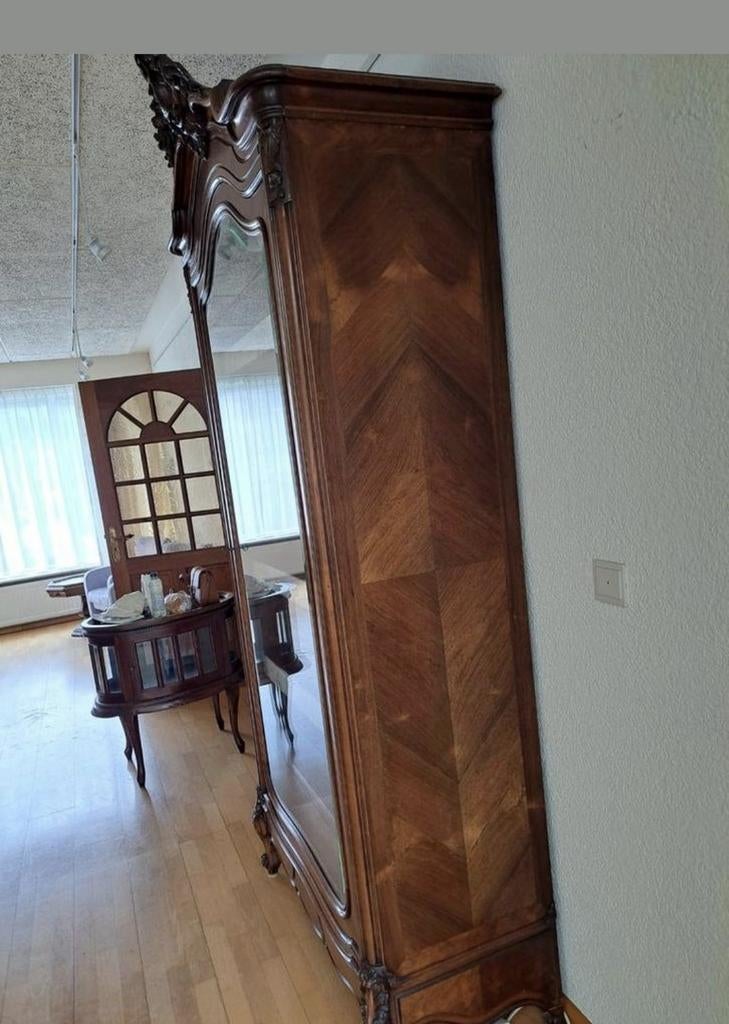 Elegante vitrinekast in de Louis XV-stijl., Ophalen