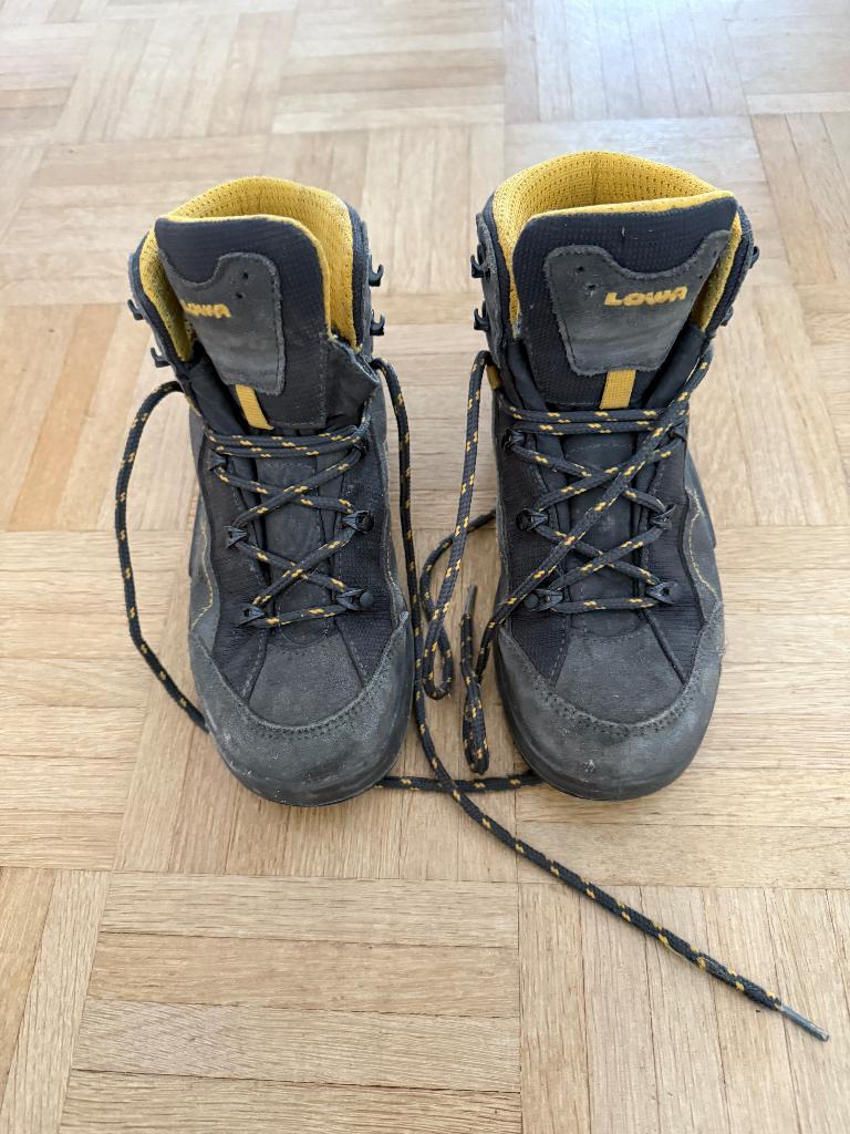 Lowa kinder bergschoenen maat 35, Ophalen of Verzenden, Gebruikt, Schoenen