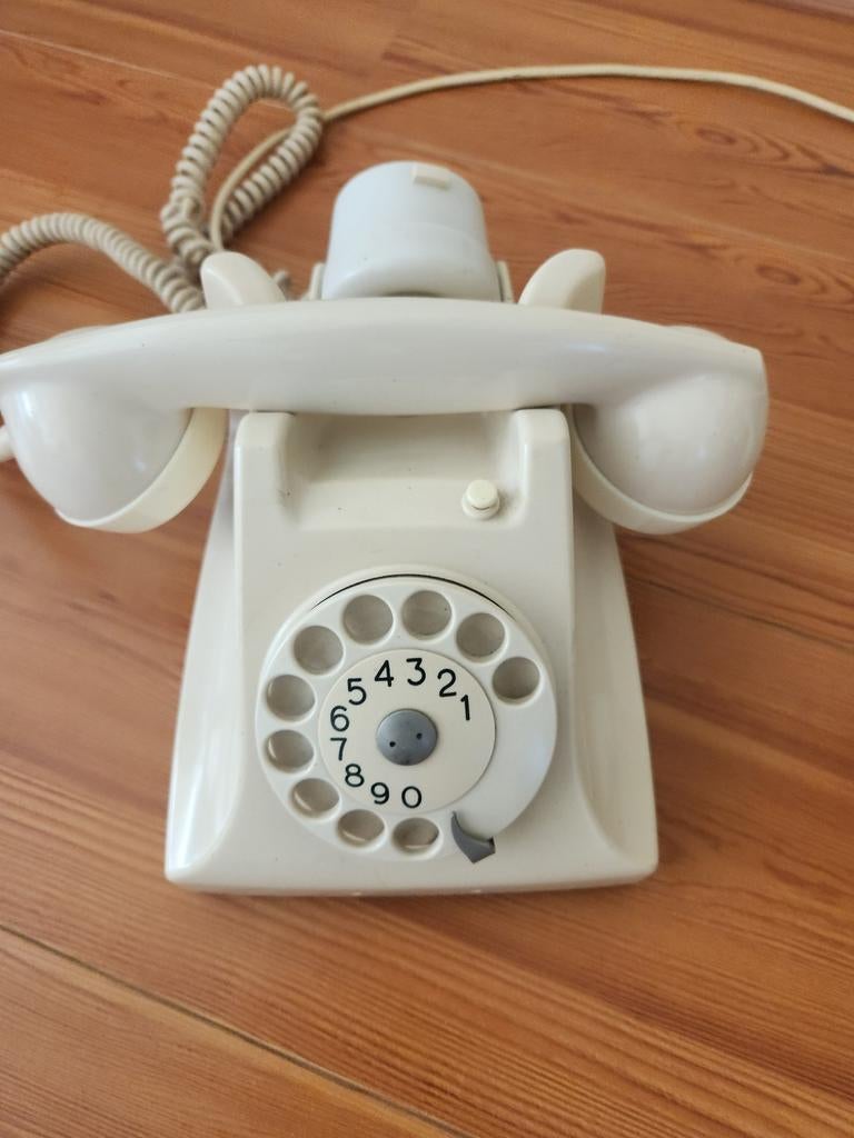 Oude Ericsson PTT telefoon met mee luisterfunctie, Ophalen