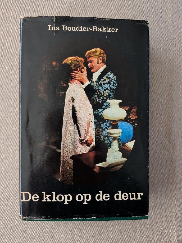 De klop op de deur - Ina Boudier - Bakker, Ophalen of Verzenden, Gelezen, Nederland