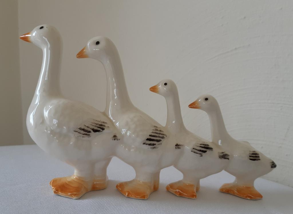 Goebel Beeldje met 4 Ganzen W. Germany, Ophalen of Verzenden, Gebruikt, Dier