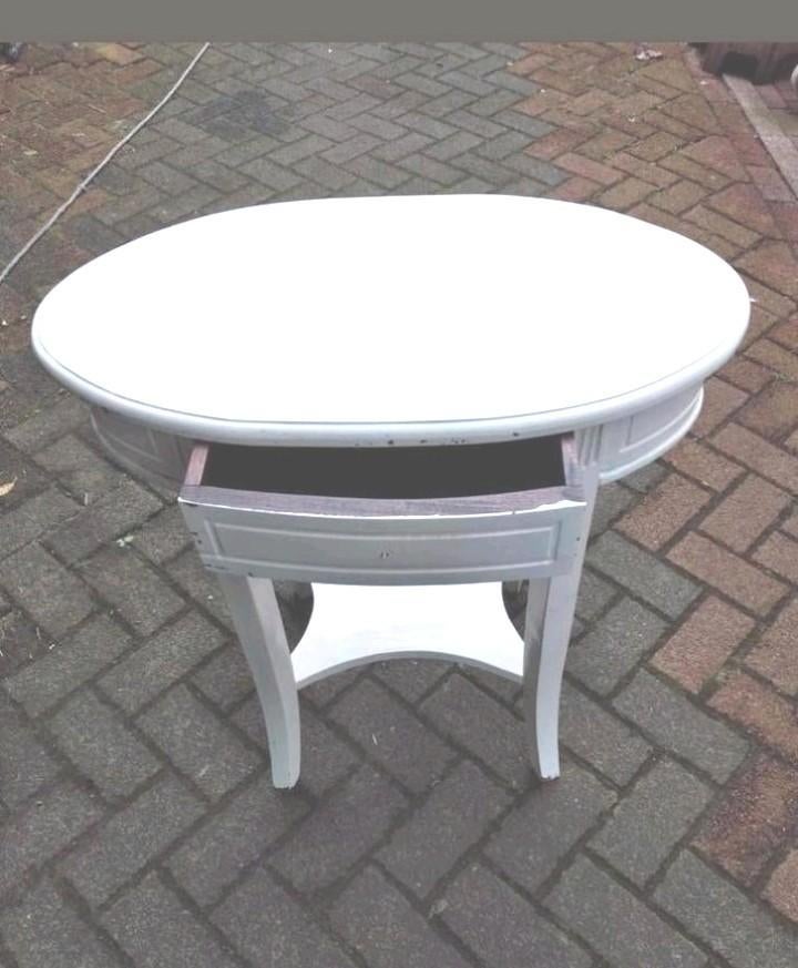 Witte ovale hardhouten tafel met lade, Huis en Inrichting, Tafels | Eettafels, Minder dan 50 cm, Gebruikt, 50 tot 100 cm, Tot twee personen
