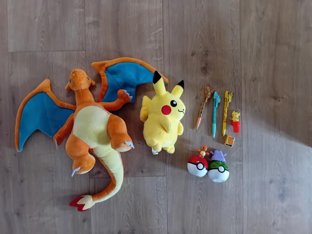 Pokémon pakket met o.a Charizard & Pikachu knuffel, Ophalen of Verzenden, Zo goed als nieuw, Overige typen