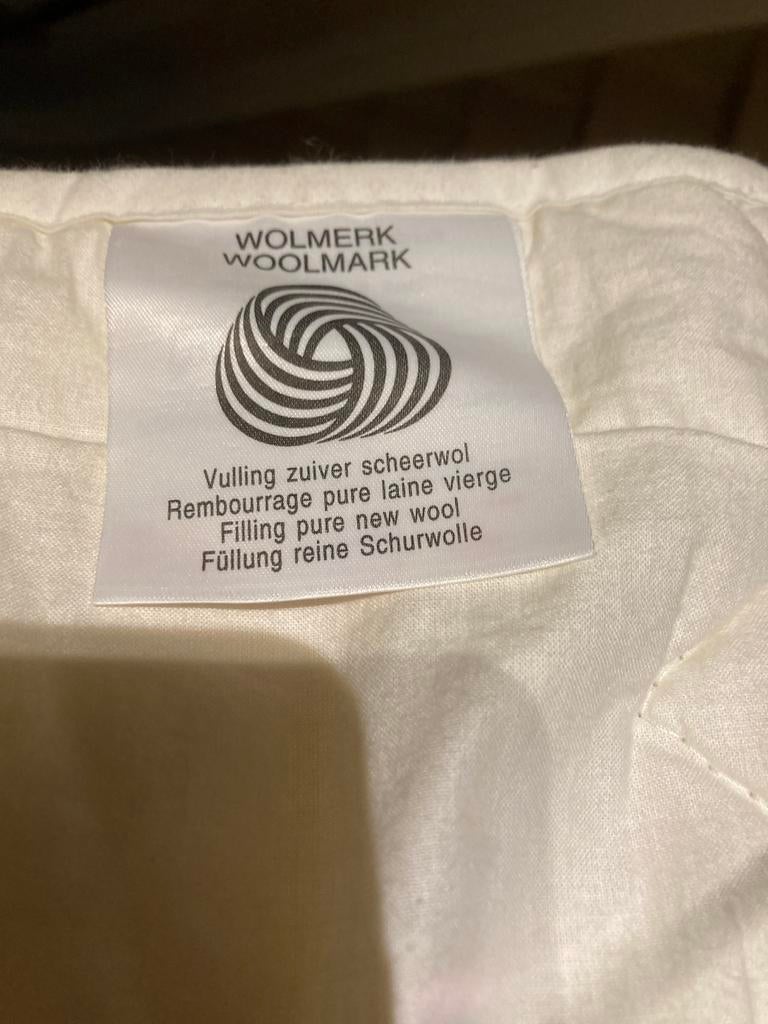 2 hoogwaardige  Texelse wollen dekbedden- zo goed als nieuw, Jongetje of Meisje, Wit, Ophalen of Verzenden, Deken of Dekbed