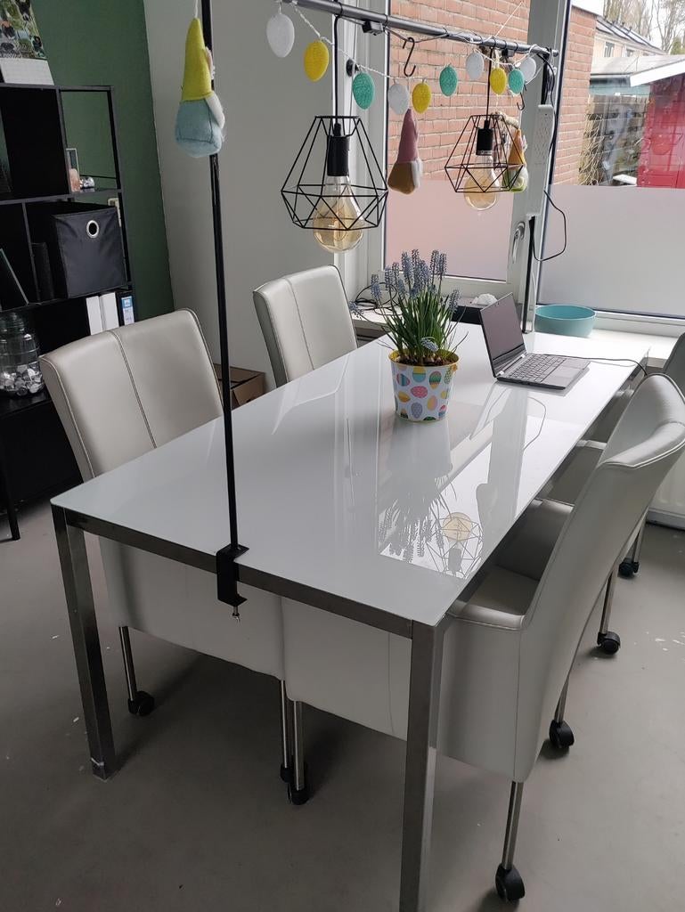 Witte hoogglans eettafel 4/6 persoons met stalen poten, Huis en Inrichting, Tafels | Eettafels, Zo goed als nieuw, 150 tot 200 cm