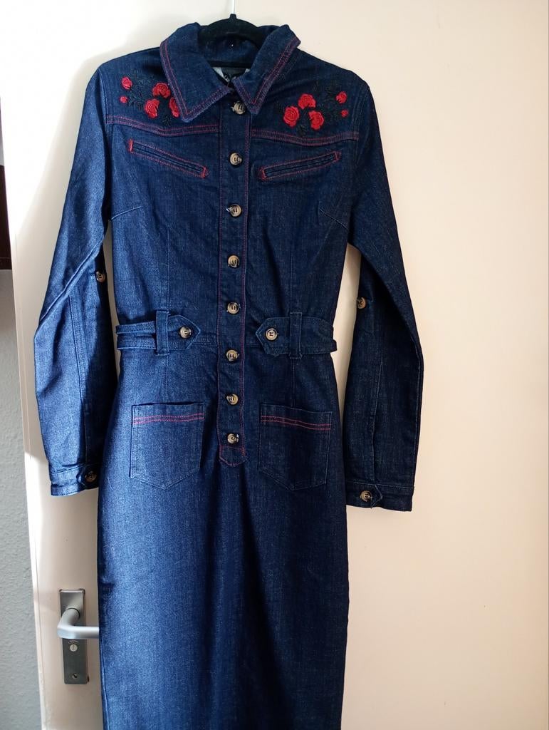 Nieuwe Queen Kerosin denim jurk met rozen borduursel mt S, Kleding | Dames, Blauw, Nieuw, Ophalen of Verzenden, Knielengte