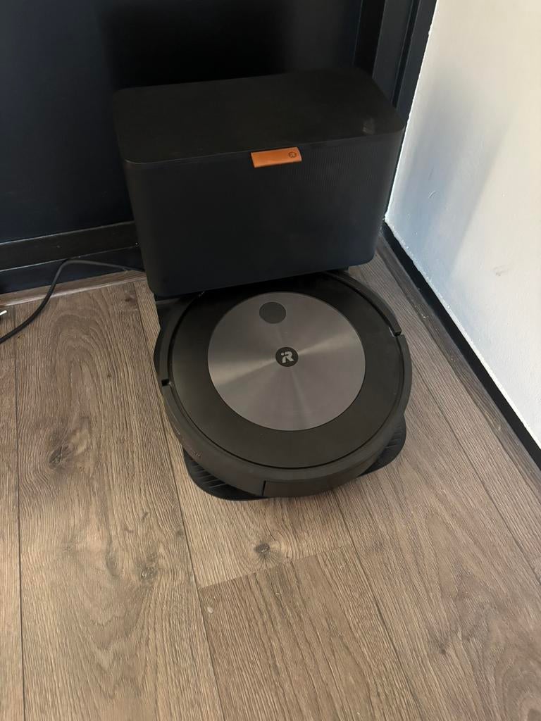 iRobot Roomba J7 + leegstation nieuwstaat, Ophalen, Zo goed als nieuw, Reservoir, Robotstofzuiger