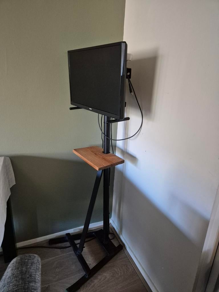 Philips TV 24 inch met standaard en plankje, Audio, Tv en Foto, Televisies, Philips, 50 Hz, Ophalen of Verzenden, Zo goed als nieuw