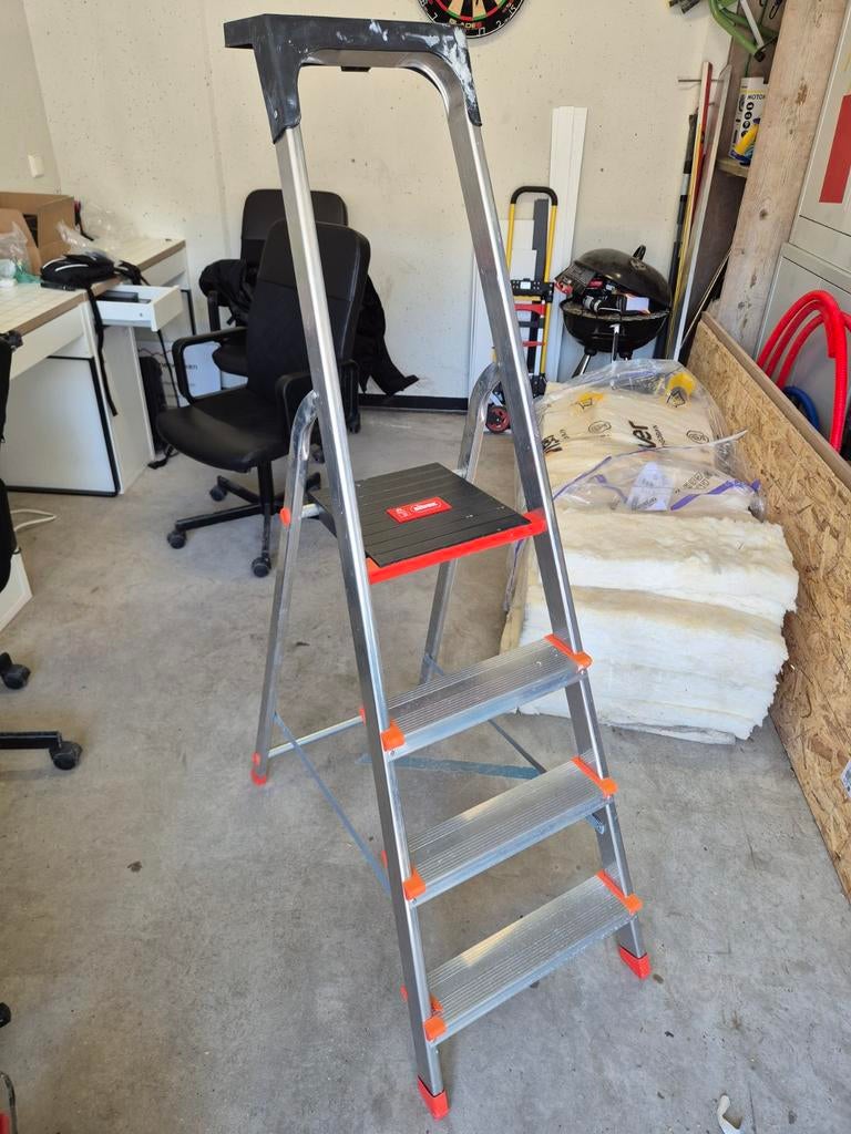 Altrex trap 4 treden zo goed als nieuw, Ophalen of Verzenden