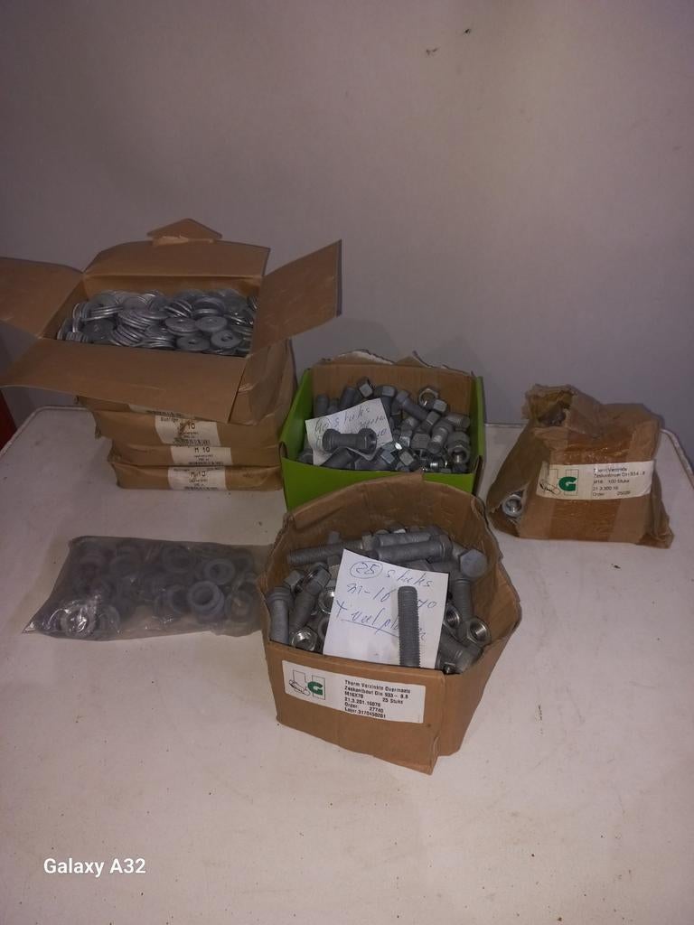 Partij bouten  moeren en sluitingen m-10 en m-16, Ophalen, Nieuw, Bouten of Moeren