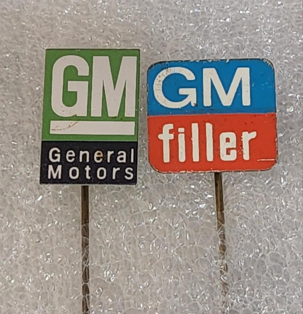 2 Vintage GM Speldjes - General Motors & GM Filler, Verzamelen, Speldjes, Pins en Buttons, Ophalen of Verzenden, Gebruikt, Merk