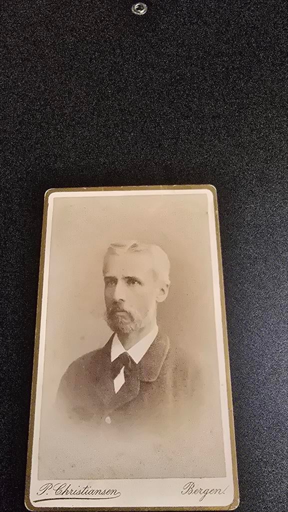Antieke foto van man, P. Christianson Bergen, Ophalen of Verzenden, Voor 1940, Gebruikt, Overige onderwerpen