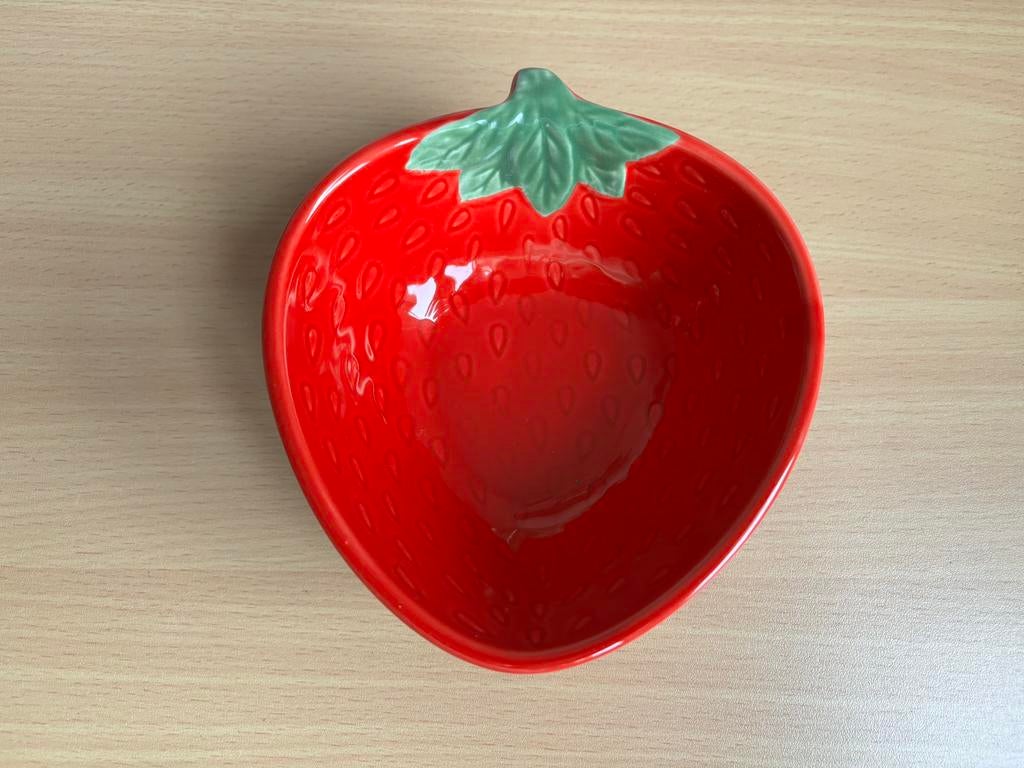 Flying Tiger Aardbeien schaaltje keramiek 12,5x5x14 cm, Huis en Inrichting, Ophalen of Verzenden, Nieuw, Rond, Porselein of Keramiek