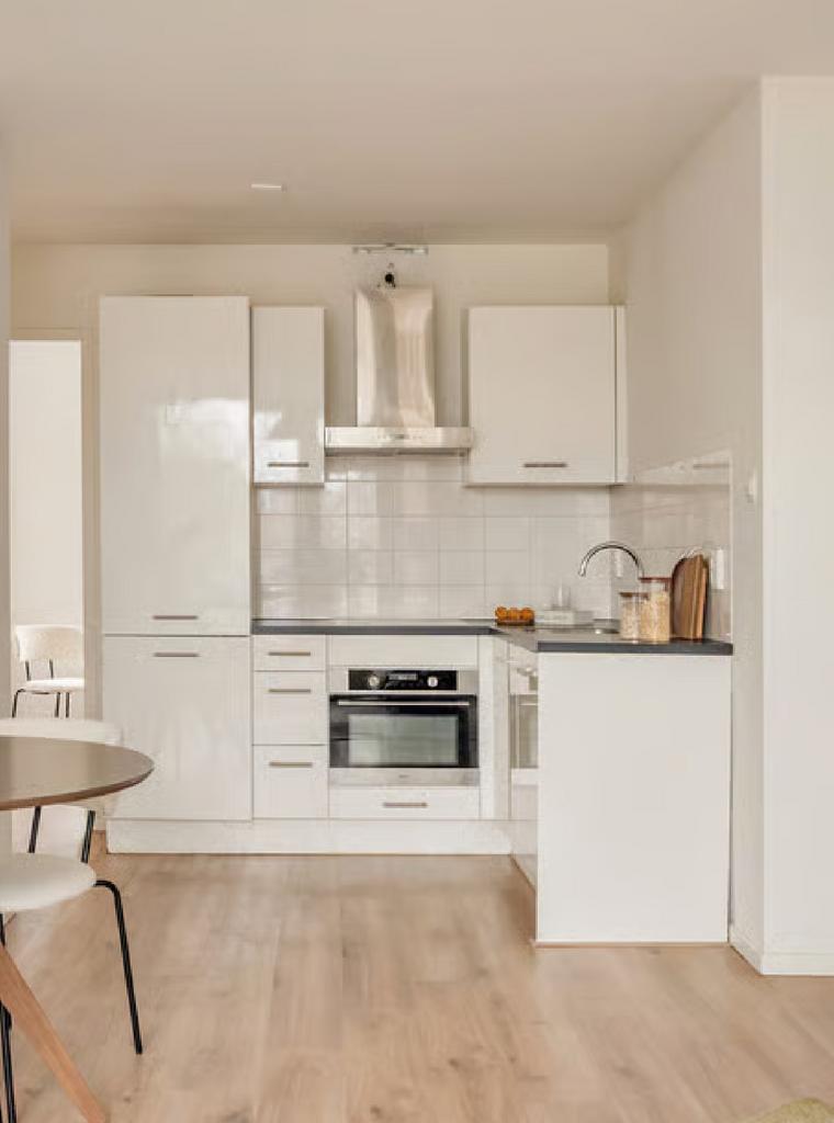 Witte hoekkeuken met inbouwapparatuur, Huis en Inrichting, Ophalen, Gebruikt, Wit, Hoekkeuken