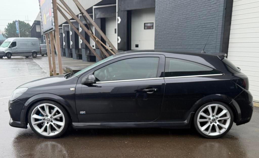 Opel Astra GTC 1.6 T Executive LEDER/KEYLES/STOELVERW/VOLO-H, Auto's, Gebruikt, 4 cilinders, Navigatiesysteem, Zwart
