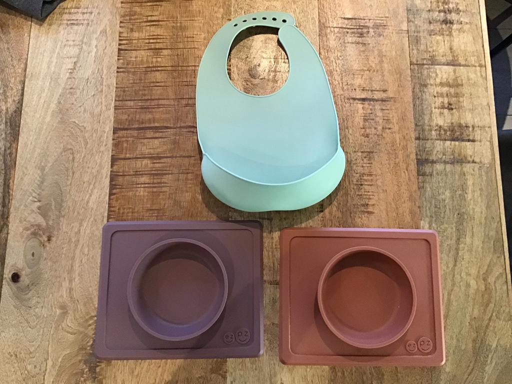 Te koop 2x EZPZ zelfklevend bordjes en slap met gootje zgan, Ophalen of Verzenden, Zo goed als nieuw, Overige typen