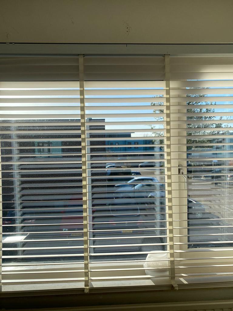 Witte houten jaloezieën (lint afgebroken, zelf te repareren), Huis en Inrichting, Stoffering | Gordijnen en Lamellen, Ophalen