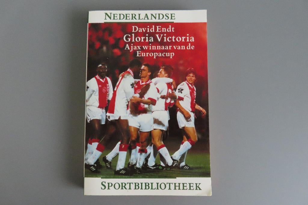 Gloria Victoria - Ajax winnaar van de Europacup 1995, Boeken, Sportboeken, Zo goed als nieuw, Balsport, Ophalen of Verzenden