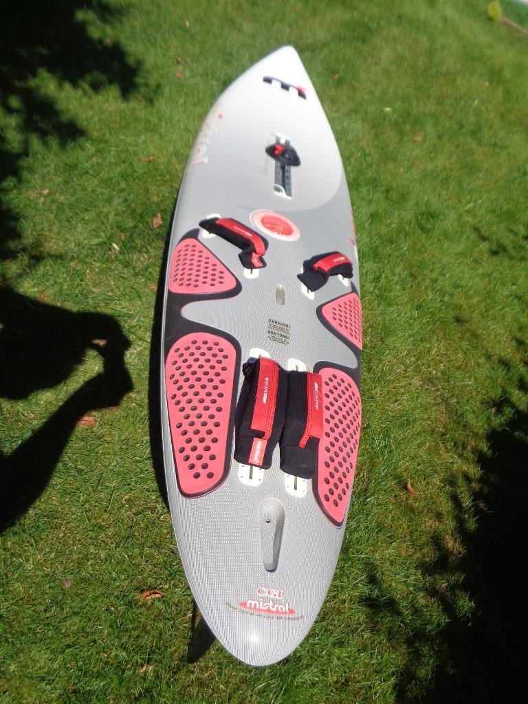 NIEUW! Surfplank mistral edge carbon - L = 268, V = 92, Watersport en Boten, Windsurfen, Ophalen, 250 tot 300 cm, 5 tot 7 m², Met draagtas
