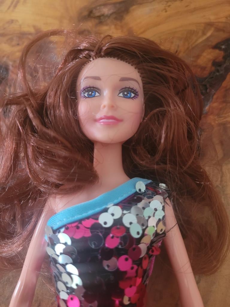 Barbie Pop met bruin haar en glitterjurk, Ophalen of Verzenden