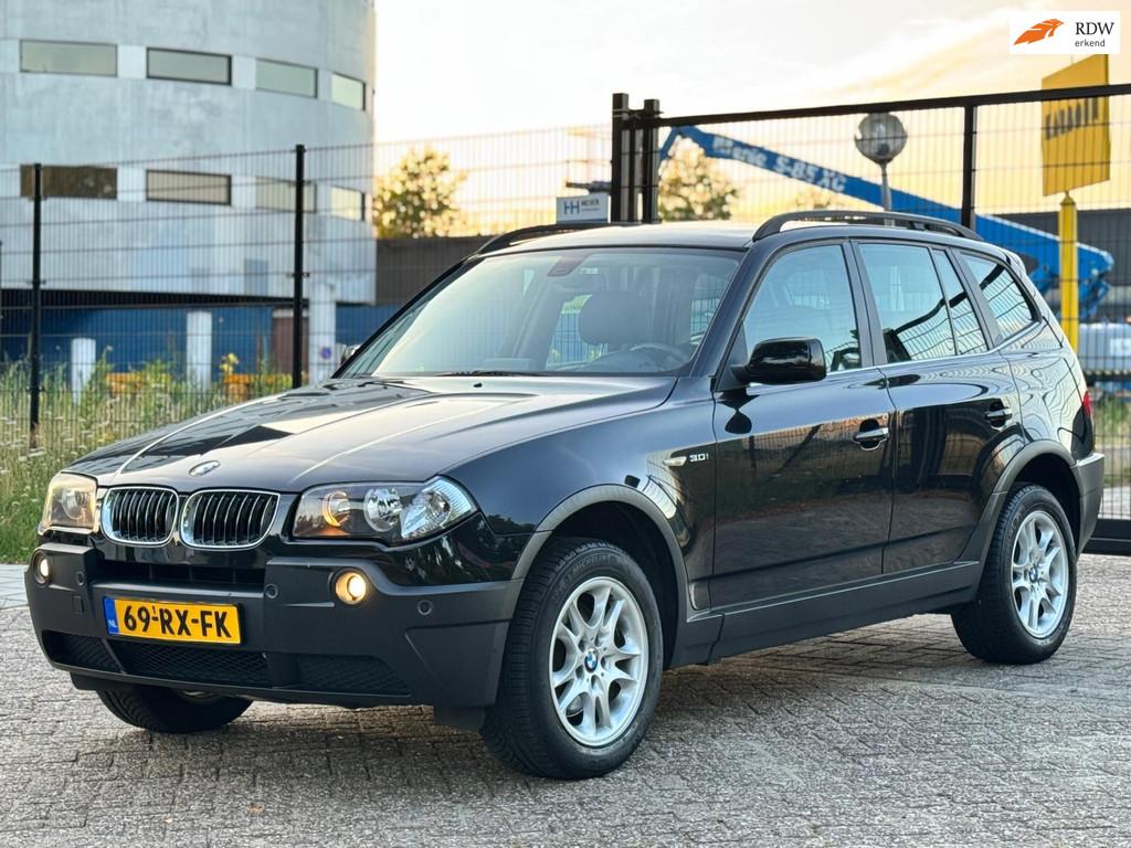 BMW X3 3.0i|YOUNGTIMER|AUT|LEDER|4WD|stoelverw|NAVI|PSENSOR|, Gebruikt, 2000 kg, Elektrische ramen, Zwart