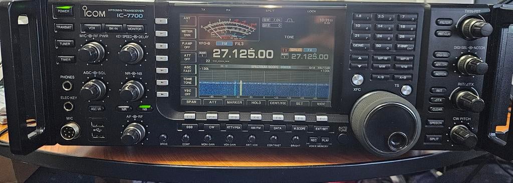 Icom ic 7700  in nette staat ,met scherm  , 200 watt + hoes, Ophalen, Zo goed als nieuw, Zender en Ontvanger