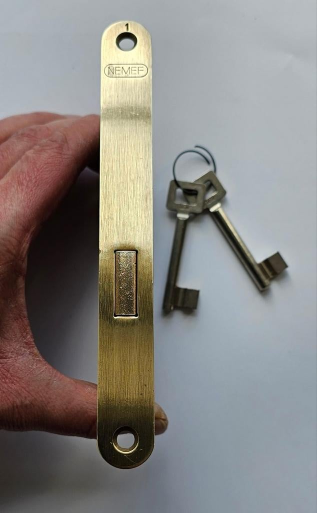 Nieuw Nemef 1200 kastslot messing voorplaat incl. 2 sleutels, Ophalen of Verzenden, Nieuw, Koper of Messing, Slot