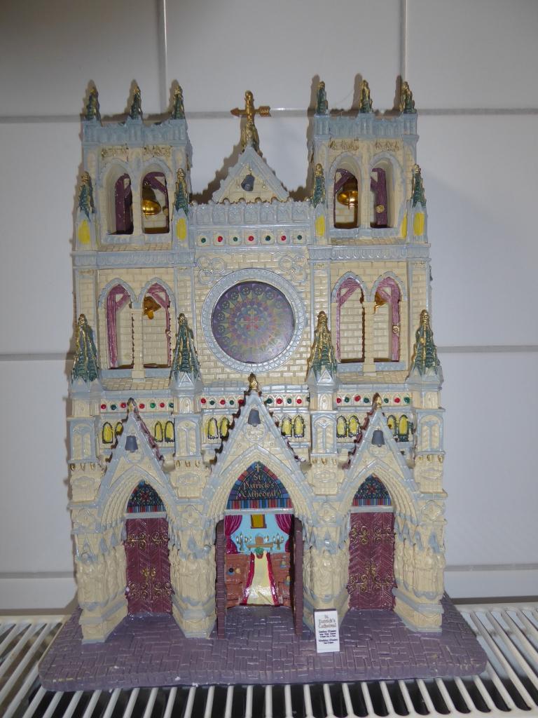 Lemax Item - Facade st Patricks Cathedral -  ik ruim op, Diversen, Kerst, Nieuw, Ophalen of Verzenden