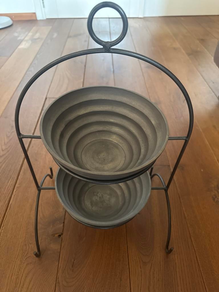 2-laags plantenbak / etagere, 25 tot 40 cm, Gebruikt, Rond, Binnen