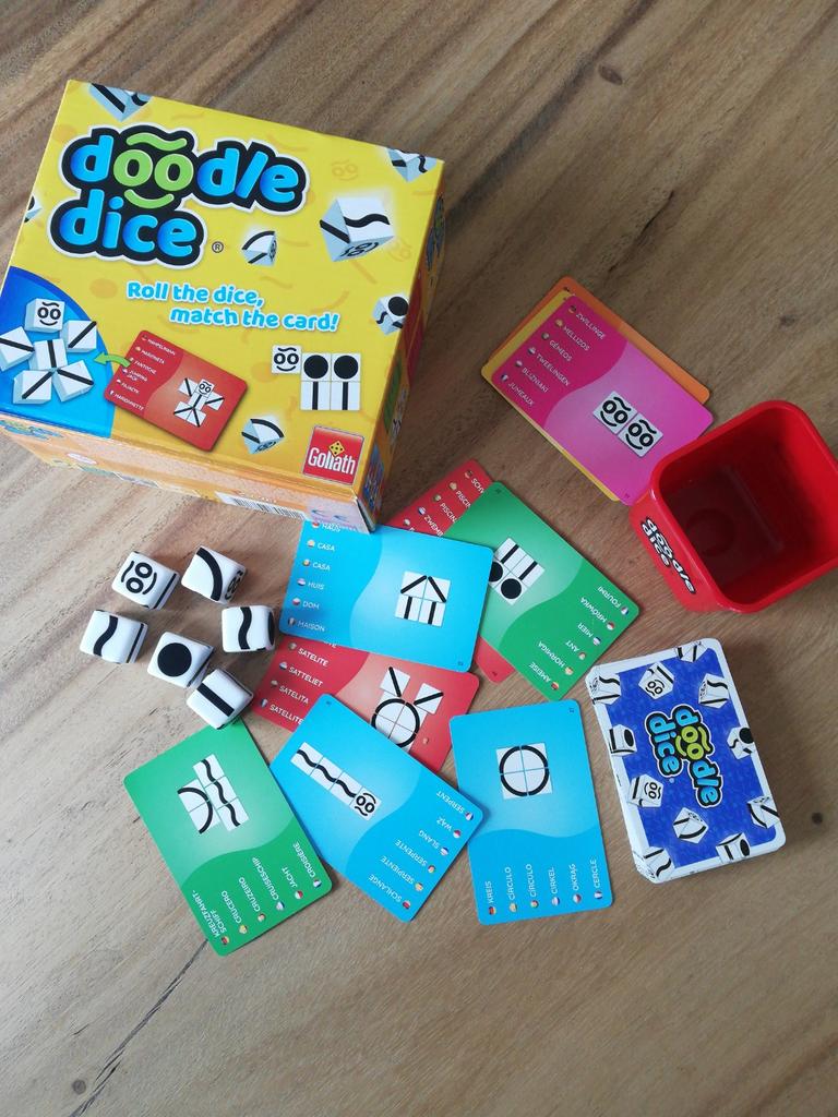 Doodle dice, dobbel/matching spel, Vijf spelers of meer, Ophalen of Verzenden, Zo goed als nieuw