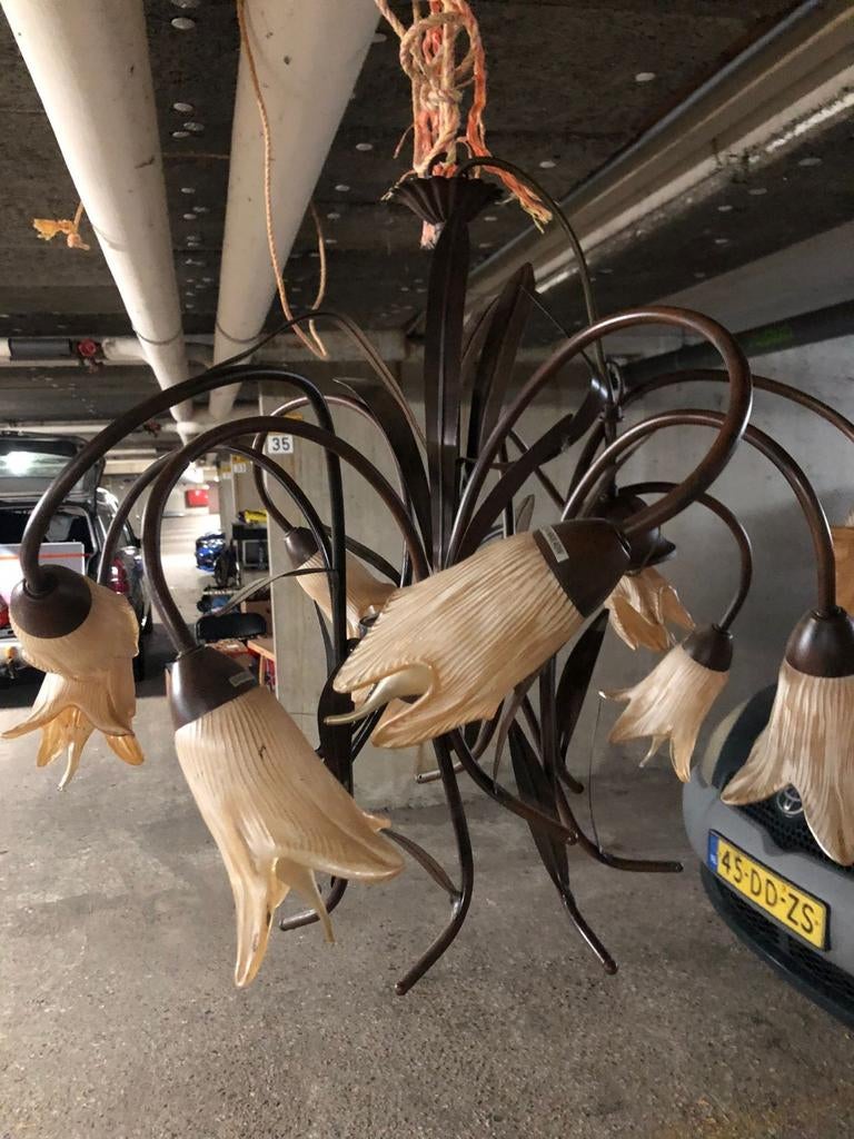 Elegante kroonluchter met bloemvormige glazen kappen, Ophalen, Gebruikt, 50 tot 75 cm, Glas