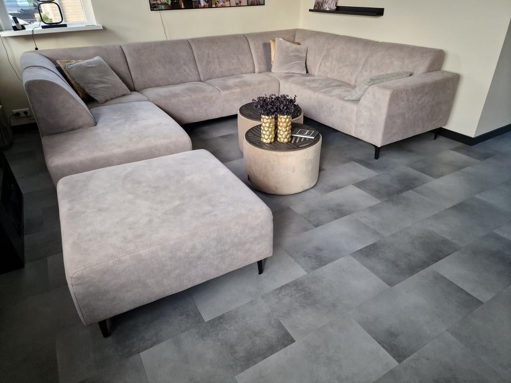 Grote U- bank met bijpassende poef. 1000 euro korting!!!, Ophalen, Zo goed als nieuw