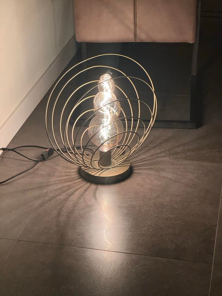 Goudkleurige schemerlamp met spiraalvormige kap, Huis en Inrichting, Ophalen, Gebruikt, Metaal, Minder dan 50 cm