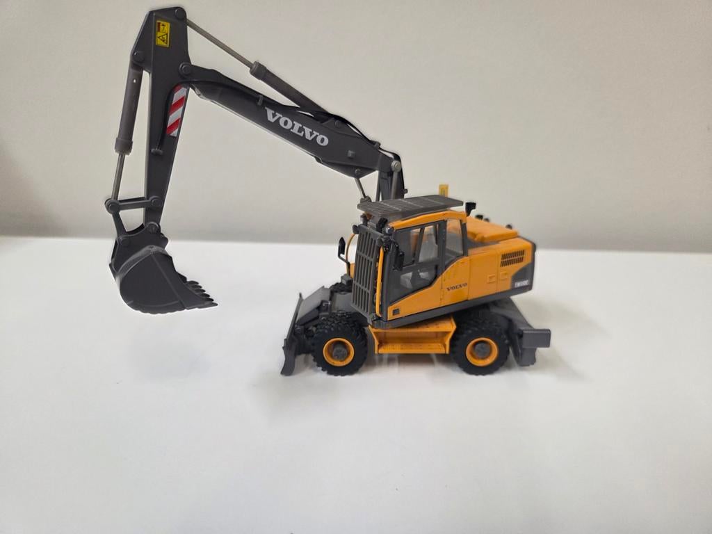 Volvo EW180C Graafmachine 1:50 Motorart Model, Ophalen of Verzenden, Zo goed als nieuw, Hijskraan, Tractor of Landbouw, Conrad