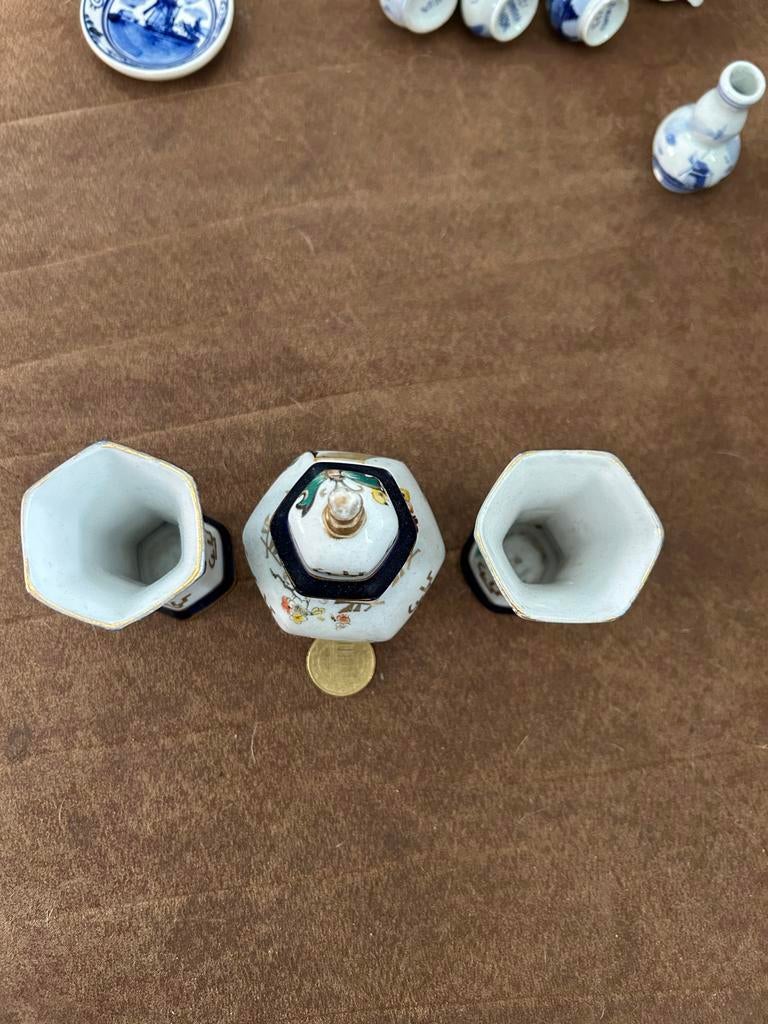 Aziatisch porselein: 2 vaasjes en deksel gemberpot, Antiek en Kunst, Ophalen of Verzenden