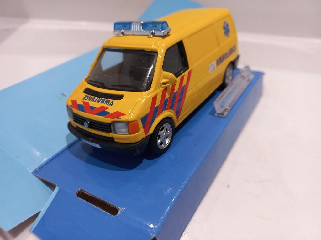 Volkswagen ambulance Junior rescue Cararama 1:43 P129, Ophalen of Verzenden, Zo goed als nieuw, Auto, Overige merken