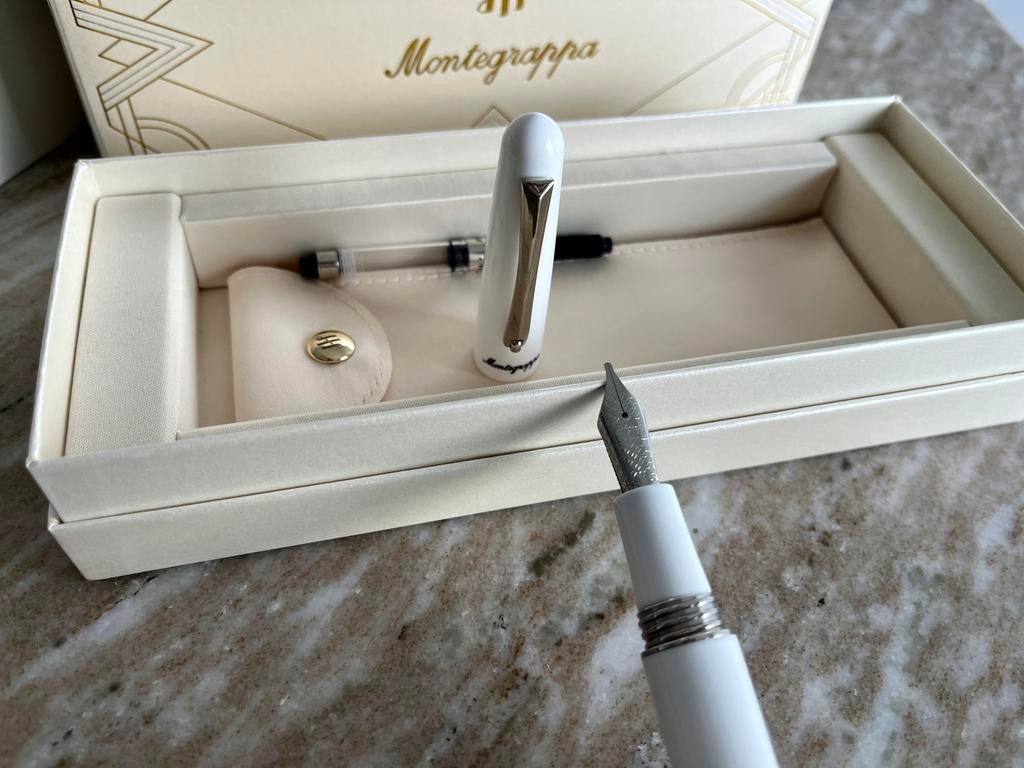 Montegrappa Elmo 01 Frost STUB 1.1, Verzamelen, Pennenverzamelingen, Overige merken, Met doosje, Ophalen of Verzenden, Zo goed als nieuw