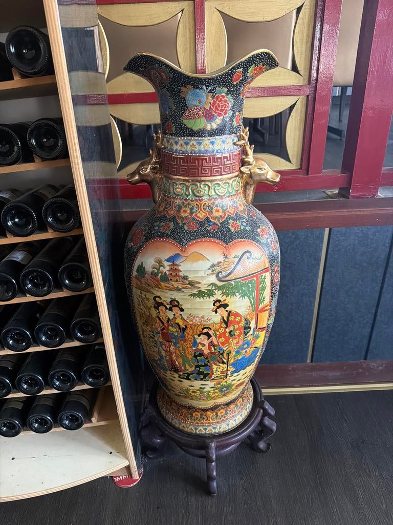 Grote Chinese vaas met handgeschilderde decoraties, Antiek en Kunst, Antiek | Vazen, Ophalen