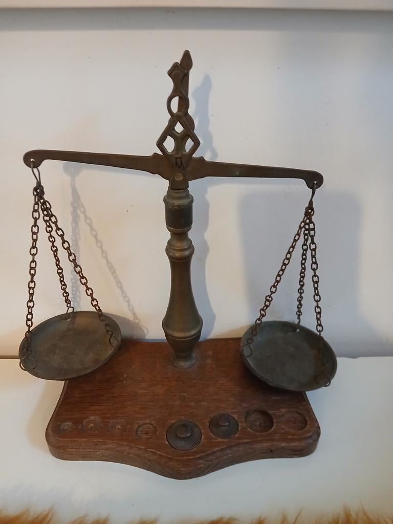 Antieke koperen balansweegschaal op houten voet, Antiek en Kunst, Antiek | Koper en Brons, Ophalen of Verzenden