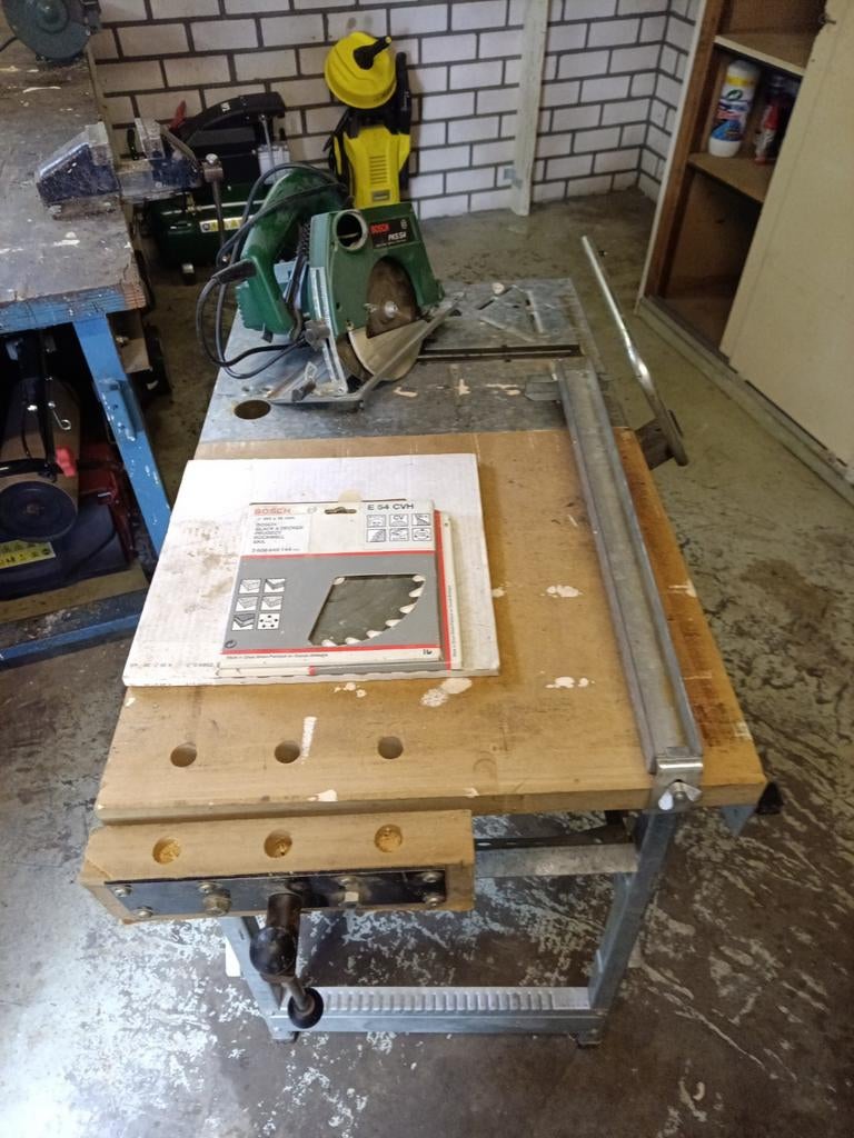 Zaagtafel met Bosch zaagmachine., Ophalen, Gebruikt, Cirkelzaag, 30 tot 70 mm