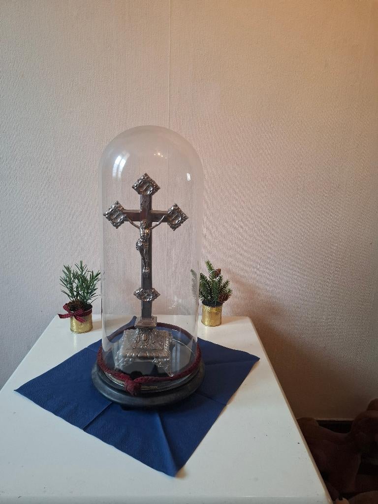 kruis onder stolp, Ophalen