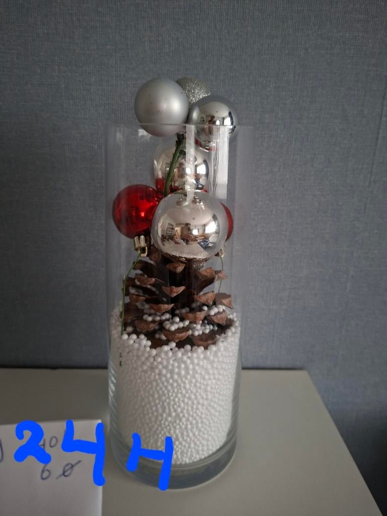 sneeuwdecoratie in gevuld glas+ dennenappel + Kerstballen Ni, Huis en Inrichting, Woonaccessoires | Zuilen en Pilaren, Ophalen