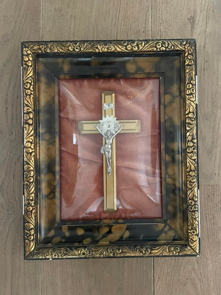 Kruisbeeld onder glazen koepel in lijst, Ophalen of Verzenden