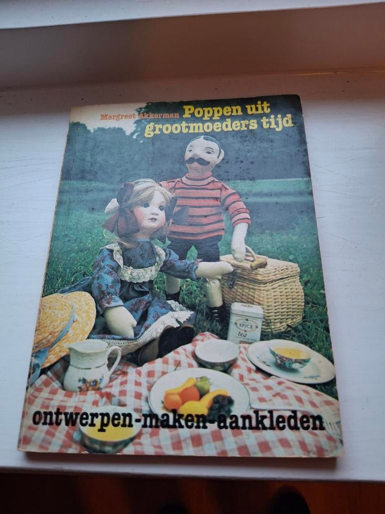 Margreet akkerman poppen uit grootmoeders tijd 1977, Boeken, Hobby en Vrije tijd, Ophalen of Verzenden, Gelezen, Poppen maken