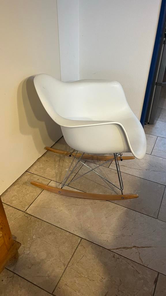 Witte Eames Schommelstoel - Design Klassieker, Kunststof, Wit, Ophalen of Verzenden, Zo goed als nieuw