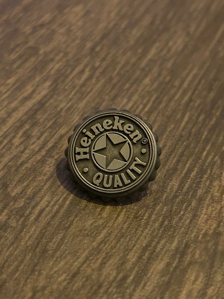 Heineken pin speldje logo brons, Verzamelen, Ophalen, Nieuw, Gebruiksvoorwerp