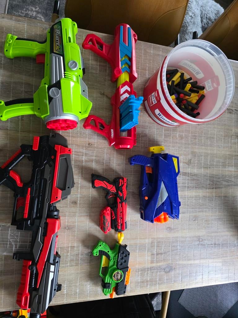 Speelgoed geweren (nerf) + pijltjes, Ophalen, Gebruikt