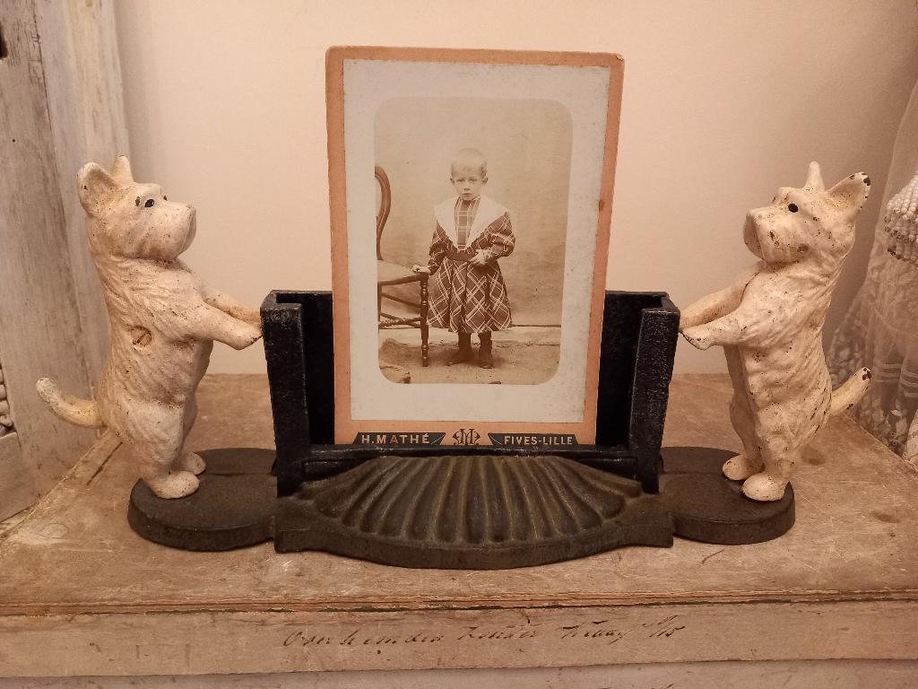 oude gietijzeren foto of kaart kader met  2 Schotse Terriërs, Verzenden