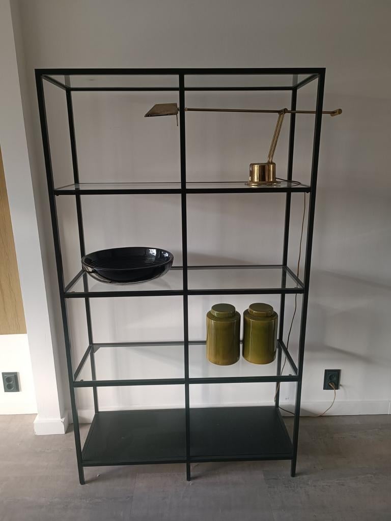 Ikea Vittsjo vitrinekast zwart met glas, Huis en Inrichting, Ophalen