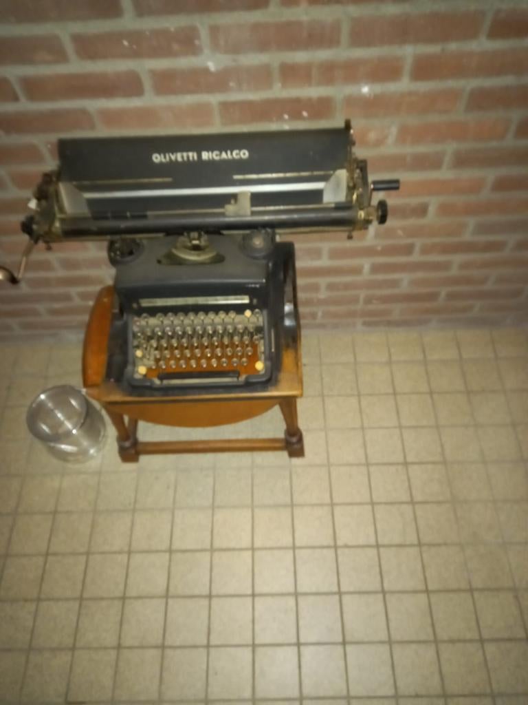 Antieke Olivetti typemachine, Ophalen